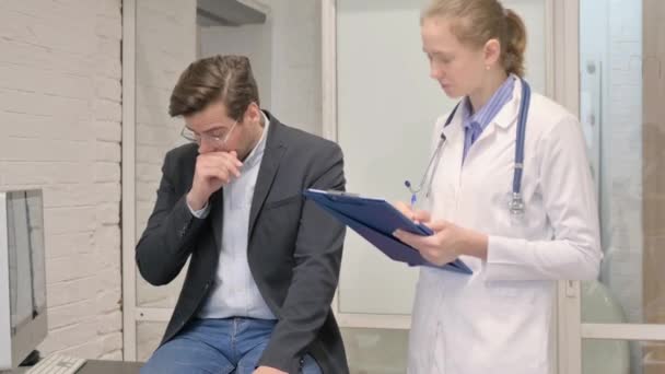 Pasien Dengan Dokter Konsultasi Flu Dingin — Stok Video