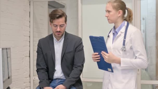 Férfi Könyök Fájdalommal Ortopéd Orvossal Konzultálva — Stock videók