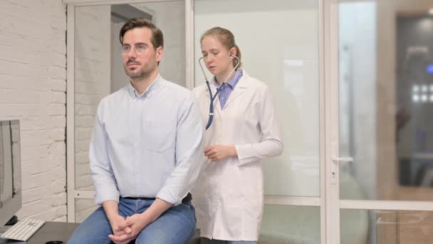 Auscultation Läkare Lyssna Patienten Med Hjälp Stetoskop — Stockvideo