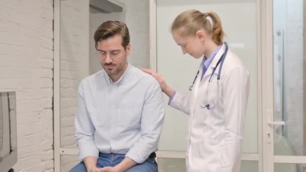 Doutor Ajudando Paciente Triste Esperança Resposta — Vídeo de Stock