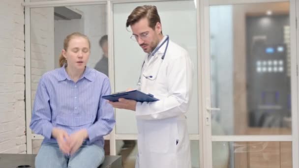 Жінка Пацієнтка Консалтинговим Лікарем Холодного Грипу — стокове відео