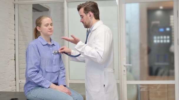 Doctor Escuchando Paciente Usando Estetoscopio — Vídeos de Stock