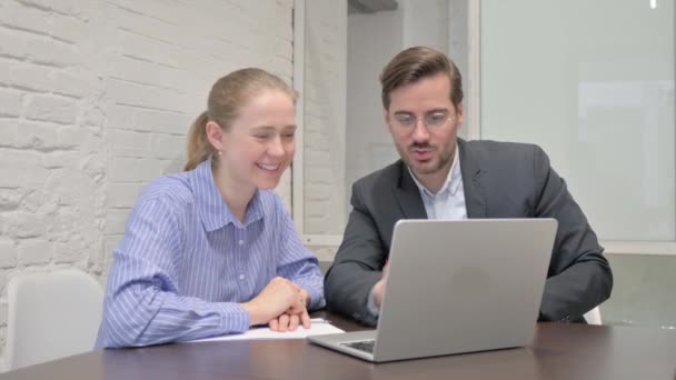 Позитивні Бізнес Люди Працюють Ноутбуці Офісі — стокове відео