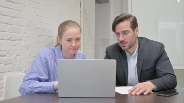 Νέοι Επιχειρηματίες Που Εργάζονται Από Κοινού Στο Γραφείο — Αρχείο Βίντεο