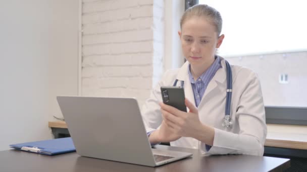 Młoda Kobieta Lekarz Pomocą Smartfona Szpitalu — Wideo stockowe