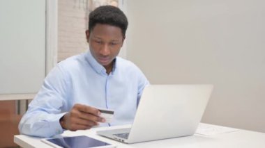 Ofisteki Dizüstü bilgisayarda Afrikalı İşadamı Alışveriş İnterneti