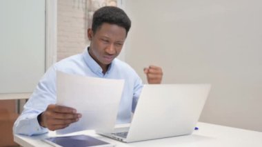 Afrikalı İşadamı Kontrat Okuma ve Bilgisayarı Kullanırken ÜzgünName