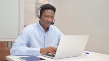 Kulaklıklı Afrikalı Adam Çağrı Merkezi 'nde Laptop Kullanıyor