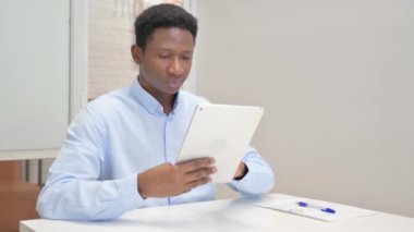 Afrika işadamı dijital tablet kullanma office