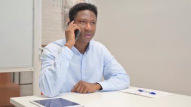 Afrikalı İşadamı Ofiste Telefonda Konuşuyor