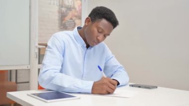 Ofiste Belgeler Üzerinde Çalışan Afrikalı İşadamı