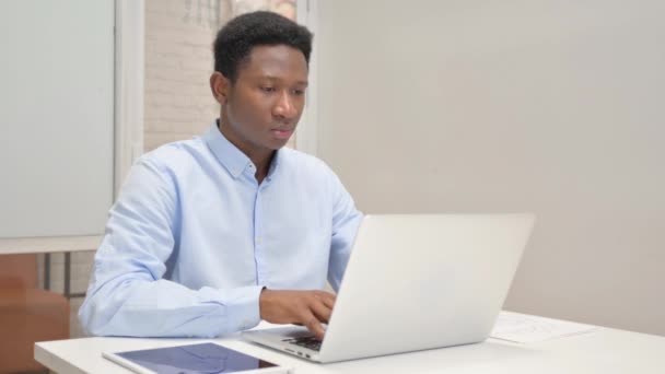 Tosse Africano Empresário Usando Laptop Escritório — Vídeo de Stock