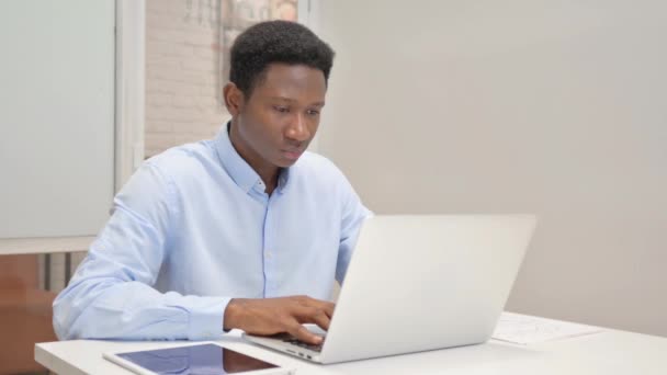 Заперечення Відмови Африканського Бізнесмена Під Час Використання Ноутбука Офісі — стокове відео