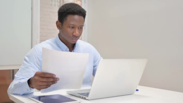 Empresário Africano Trabalhando Documentos Laptop — Vídeo de Stock