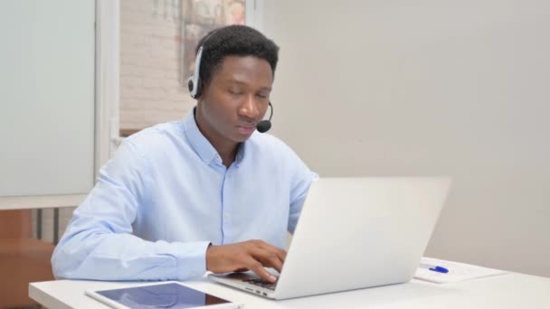 Thumbs African Man Headset Using Laptop Call Center — Αρχείο Βίντεο