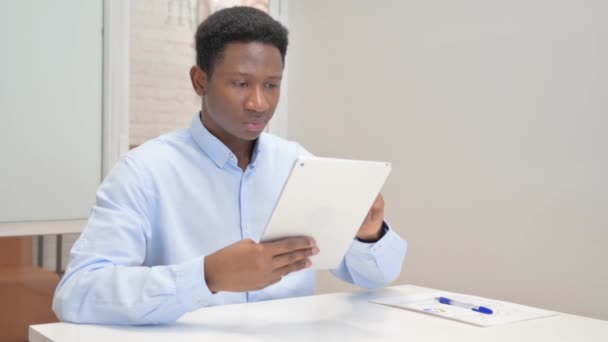 Afrykański Biznesmen Świętuje Sukces Tablecie Biurze — Wideo stockowe