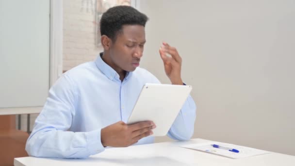 Empresário Africano Com Perda Tablet Escritório — Vídeo de Stock