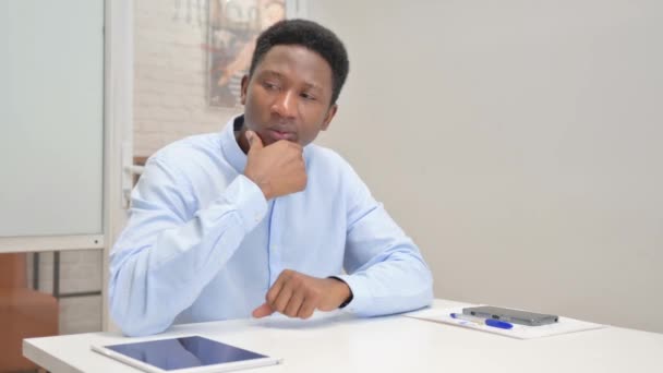 Pensive African Businessman Duduk Kantor — Stok Video