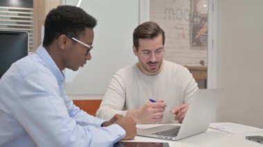 İşadamı Ofiste Erkek İşçiyle Konuşuyor