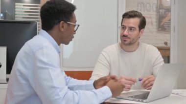 İşadamı Ofiste Erkek İşçiyle Konuşuyor