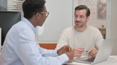 İşadamı Ofiste İşadamıyla Konuşuyor