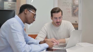 Ofisteki Başarıyı Kutlayan Heyecanlı İş Adamları