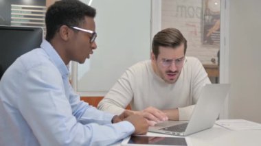 İş Adamları Ofiste Kayıplara Tepki Verdi