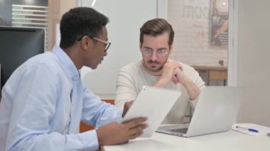 Afrikalı İşadamı İş Ortağıyla İş Görüşmesi