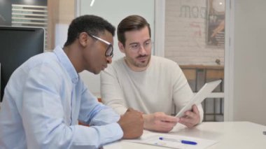 İş Adamları Ofiste Dijital Tablet Projesini Tartışıyor