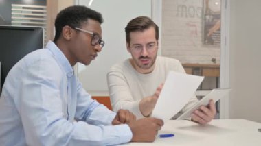 Karışık Irk İş Adamları İş Raporunu Tartışıyor