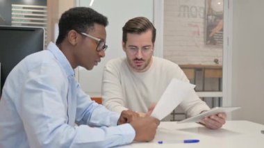 İş adamı ve İşadamı İş Raporunu Tartışıyor