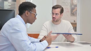 Anlaşmadan sonra Melez Irk Halkı Tokalaşıyor