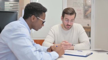 Ofiste Evrak İşleri yapan Genç Karışık Irk İnsanları