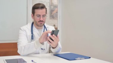 Orta Çağ Doktoru Çalışmak için Dijital Tablet Kullanıyor