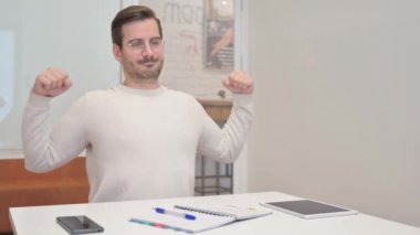 Yorgun Orta yaşlı adam iş yerinde rahatlamak için vücudunu esnetiyor.
