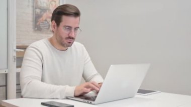 Kulaklıklı Genç Adam Çağrı Merkezi 'nde Laptop Kullanıyor