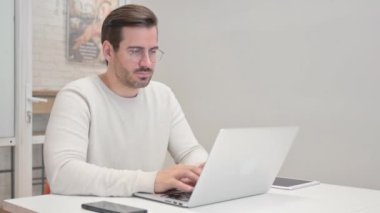 Ofisteki Kamerada Orta Yaşlı Adam Başı Sarsıyor