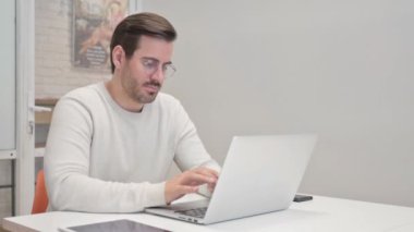 Laptop 'ta çalışırken Orta Çağlı Adam Sinirlendi
