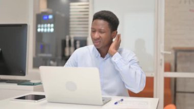 Afrikalı İşadamı Boyun Ağrısı Çekiyor