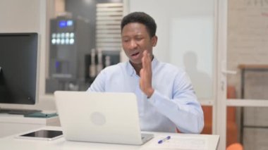 Dişi ağrılı Afrikalı İşadamı Ofiste Dizüstü bilgisayarla çalışıyor