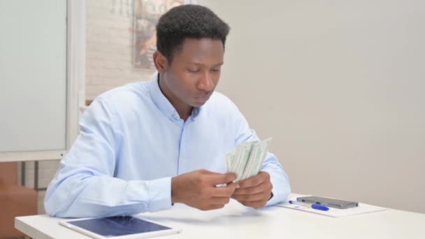 Empresário Africano Contando Dinheiro Escritório — Vídeo de Stock