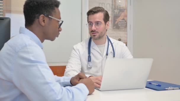 Άντρας Γιατρός Μιλάει Ασθενή Στην Κλινική — Αρχείο Βίντεο