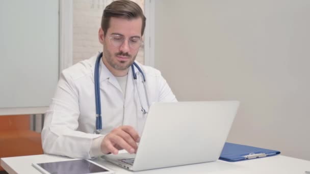 Lekarz Średnim Wieku Patrząc Kamerę Podczas Pracy Laptopie — Wideo stockowe
