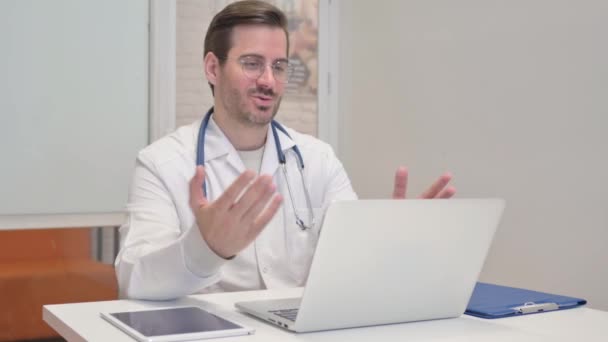 Klinikte Doktor Tarafından Online Görüntülü Sohbet — Stok video