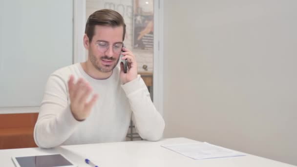 Człowiek Średnim Wieku Rozmawia Przez Telefon Biurze — Wideo stockowe