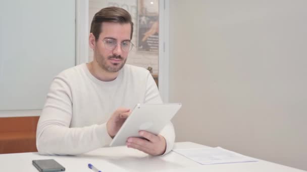 オフィスでデジタルタブレットを使用する中年男性 — ストック動画