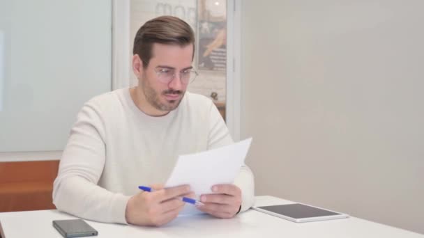 Middle Aged Man Bekerja Pada Dokumen Kantor — Stok Video