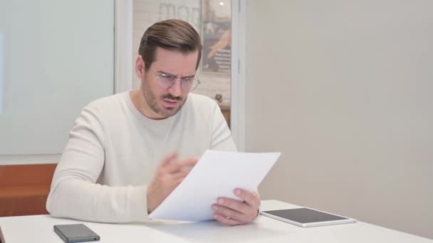 Middle Aged Man Feeling Upset Saat Membaca Kontrak Kantor — Stok Video