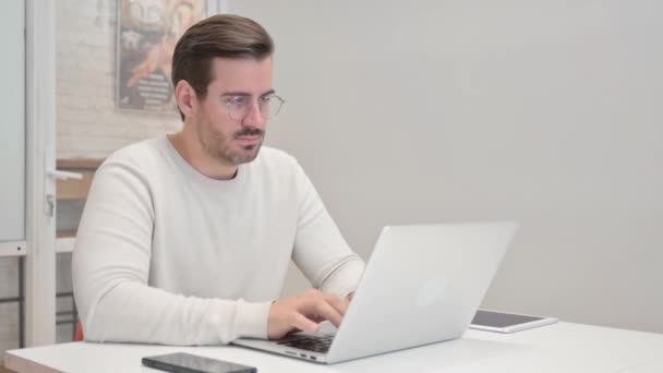 沉思中年男子在笔记本电脑上工作 — 图库视频影像