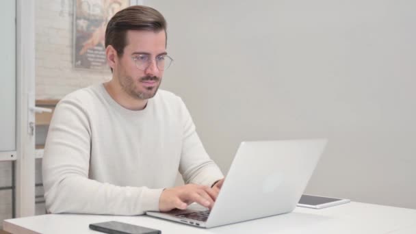 Homem Meia Idade Olhando Para Câmera Enquanto Trabalhava Laptop Escritório — Vídeo de Stock
